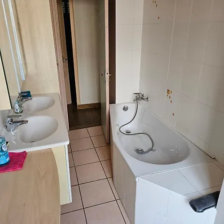 Charming 3-bedroom House, Perfect For Family Getaways Or Extended Professional *